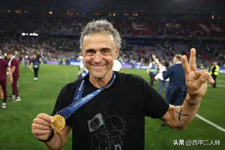 “阿什拉夫盛赞恩里克：他是改变巴黎一切的人，第二次获三冠王！”